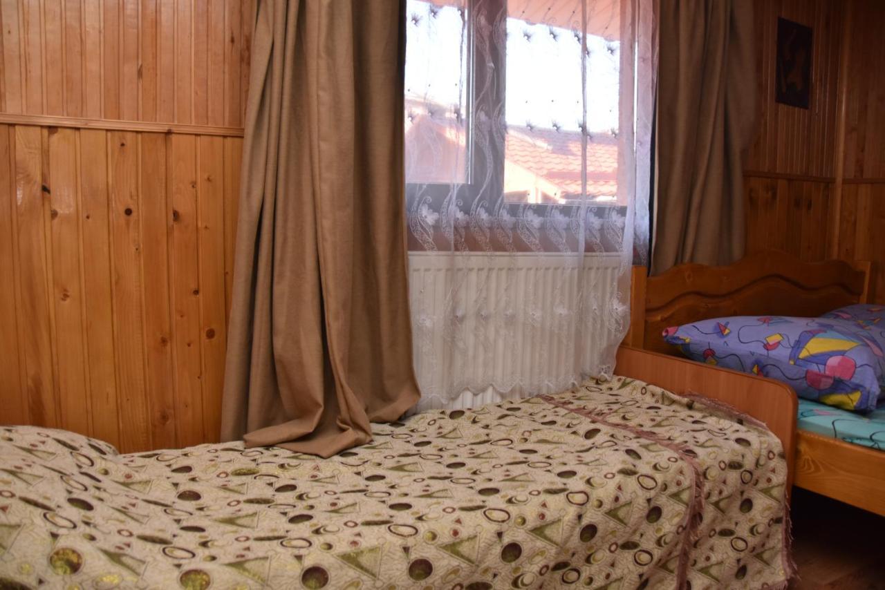 Guest House Mandrivnyi Rooms&Apartments ยาซินยา ภายนอก รูปภาพ