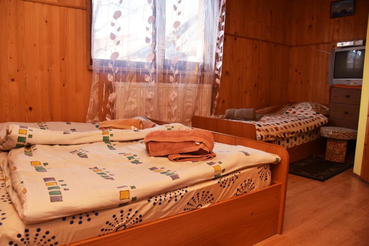 Guest House Mandrivnyi Rooms&Apartments ยาซินยา ภายนอก รูปภาพ