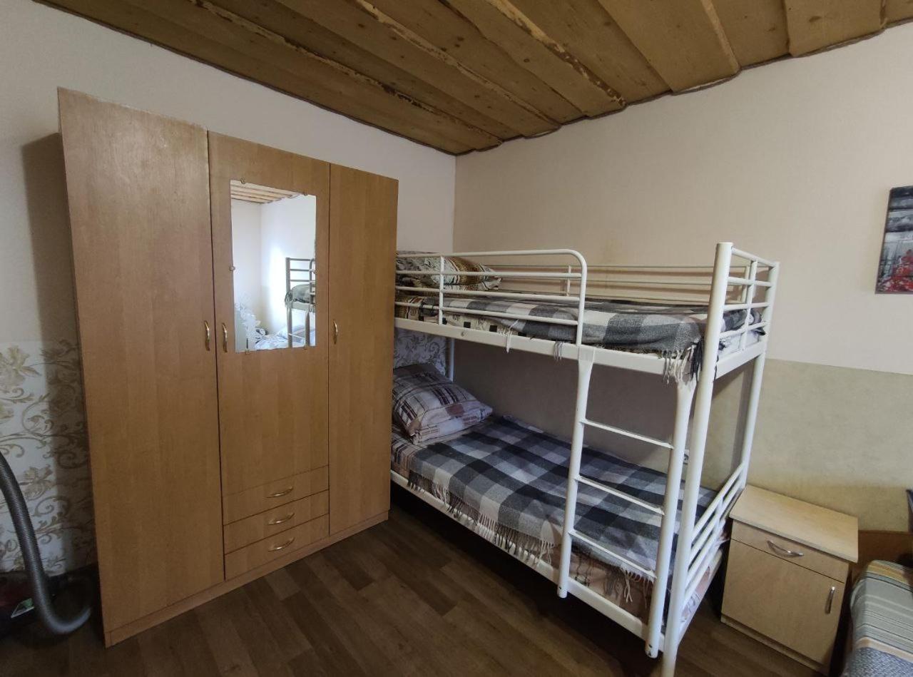 Guest House Mandrivnyi Rooms&Apartments ยาซินยา ภายนอก รูปภาพ