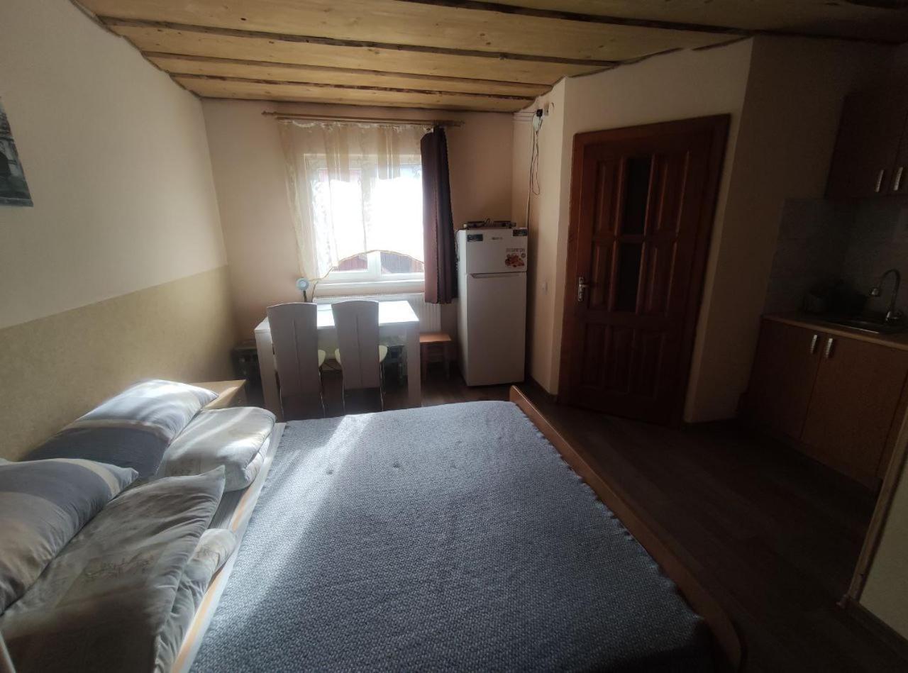 Guest House Mandrivnyi Rooms&Apartments ยาซินยา ภายนอก รูปภาพ