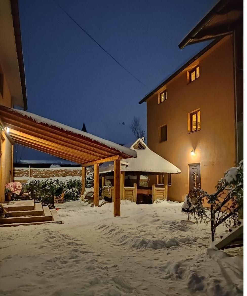 Guest House Mandrivnyi Rooms&Apartments ยาซินยา ภายนอก รูปภาพ